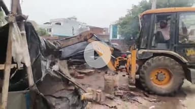 अमरोहा: अमरोहा में अवैध अतिक्रमण पर नगर पालिका ने चलाया बुलडोजर, मचा हड़कंप