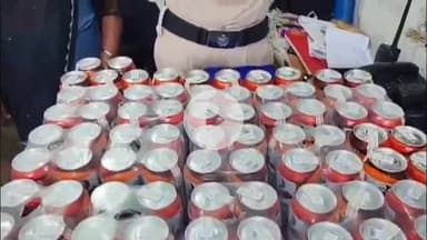 कोडरमा: कोडरमा स्टेशन पर भारी मात्रा में अंग्रेजी शराब के साथ महिला तस्कर गिरफ्तार, बिहार ले जाने की थी तैयारी