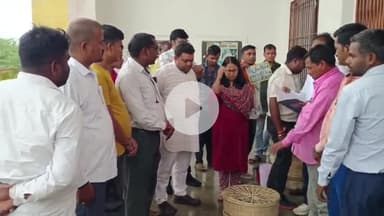 हज़ारीबाग: हजारीबाग: टाटीझरिया प्रखंड कार्यालय में लाभुकों के बीच बकरियां और चूजे वितरित