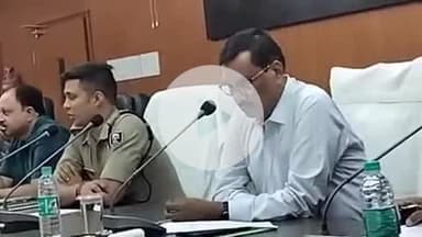 गोपालगंज: प्रधानमंत्री के कार्यक्रम को लेकर प्रशासन सतर्क, समाहरणालय में डीएम-एसपी ने की बैठक