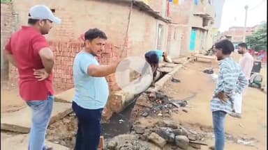 रोहतास: रोहतास नगर पंचायत में नाली सफाई की समस्या, चंदा से कर दिया गया सफाई