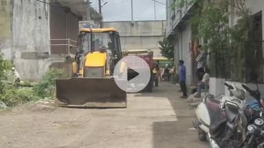 पचोर: भोजपुरिया हनुमान मंदिर रोड पर सड़क निर्माण व चौड़ीकरण के लिए नगरीय प्रशासन का बुलडोजर चला