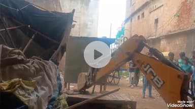 मिर्ज़ापुर: संगमोहाल में अतिक्रमण और सिंगल यूज प्लास्टिक के खिलाफ नगर पालिका की कार्रवाई से मचा हड़कंप