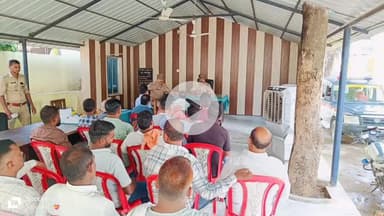 फरेंदा: फरेंदा कोतवाली में अतिक्रमण हटाने को लेकर व्यापारियों के साथ हुई बैठक