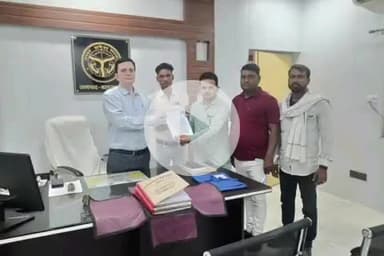 बलरामपुर: नियमित मानदेय की मांग करते हुए पशु मित्रों ने कलेक्ट्रेट में अपर जिलाधिकारी को सौंपा ज्ञापन