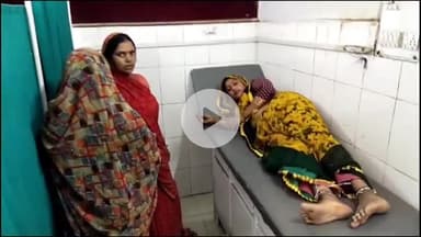 इटावा: वैदपुरा इलाके में शौचक्रिया के लिए जाते समय महिला को सांप ने काटा, परिजन सांप को लेकर अस्पताल पहुंचे