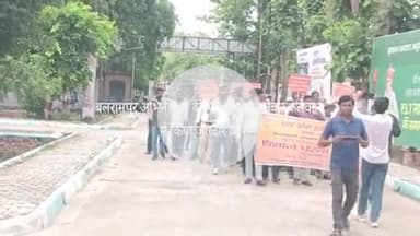 बलरामपुर समाचार अपने विभिन्न मांगों को लेकर अलग-अलग विभाग के अभियंताओं ने जोरदार प्रदर्शन करते हुए उप जिलाधिकारीको दिया