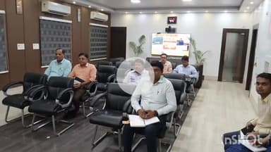 सासाराम: सासाराम में रोहतास जिला पदाधिकारी और ग्रामीण कार्य विभाग के कर्मियों के साथ पटना के मुख्य सचिव ने की बैठक