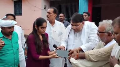 आरा: घोडादेई, जुड़ा समेत कई गांवों में मैट्रिक में बेहतर प्रदर्शन करने वाली छात्राओं को पूर्व एमएलसी द्वारा टैब दिया गया