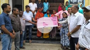 बलिया: व्यापार मंडल परिसर स्थित सहकारिता बैंक की बलिया शाखा द्वारा जीविका महिला समूह को ऋण देने की शुरुआत