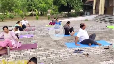 अमरोहा: अमरोहा कलेक्ट परिसर में जिलाधिकारी सहित अधिकारियों ने किया योगा, सभी से योगा करने की अपील की