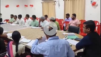 लोहरदगा: लोहरदगा समाहरणालय में बीएलओ व सुपरवाइजरों को मतदान केंद्र मैपिंग व जियो फेंसिंग का प्रशिक्षण दिया गया