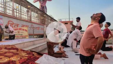 शाहजहांपुर: जिला गंगा समिति और मेरा युवा भारत द्वारा हनुमत धाम घाट पर बृहद योगाभ्यास कार्यक्रम का आयोजन किया गया