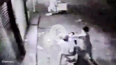 झांसी: कचहरी रोड पर सड़क किनारे स्कूटी सवार शख्स की दो लोगों ने जमकर की मारपीट, वीडियो हुआ वायरल