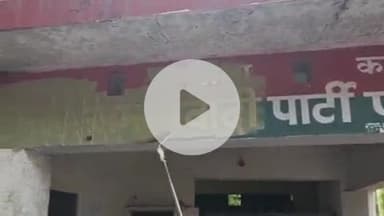 पीलीभीत: पीलीभीत में नगर पालिका की टीम ने पुलिस और प्रशासनिक अधिकारियों के सहयोग से खाली कराया सपा का कार्यालय, हुई नोकझोंक