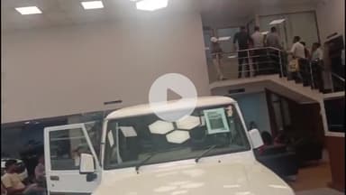 कांके: रांची: प्रतीक ऑटोमोबाइल में हंगामा
 कई ग्राहकों से पैसा लेकर गाड़ी नहीं मिलने का आरोप
मौके पर थाना भी मौजूद