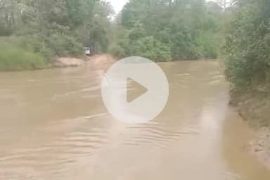 तुलसीपुर: पहाड़ी नाले में आई बाढ़ से दर्जनों गांवों का संपर्क टूटा, ग्रामीण समाधान की कर रहे मांग; थारू गांव सबसे अधिक प्रभावित