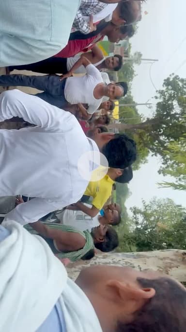 ऊबीपुर गांवगांव के लोगो ने शिकायत की बिजली का बिल मनमानी तरीके से आ रहा है लाईन मैन और जेई पर अवैध वसूली करते है मौक़े पर जाकर sdoव जेई को शिकायत दर्ज करवाई