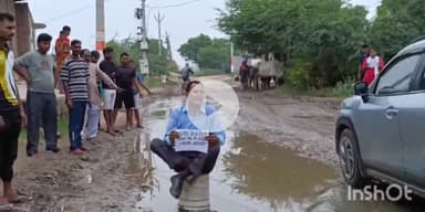 बागपत: सड़कों बनवाने की मांग को लेकर पूर्व फौजी सुभाष कश्यप ने धर्मपत्नी के साथ पावला व अहेड़ा फाटक के निकट किया धरना प्रदर्शन