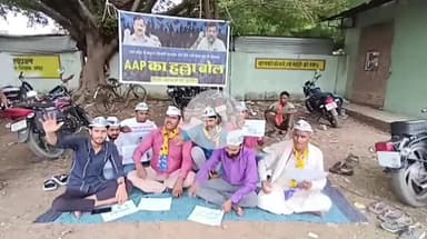 बदायूं: मालवीय आवास गृह पर बिजली कटौती के विरोध में आप पार्टी ने किया हल्ला बोल आंदोलन