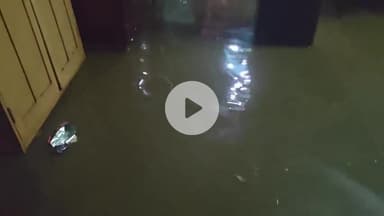 झांसी: ठेकेदार की लापरवाही से जिला न्यायालय के पास बने शिक्षा विभाग के सरकारी आवास में भरा बारिश का पानी