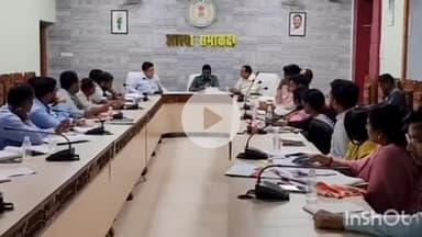 जगदलपुर: आस्था सभाकक्ष में आयोजित समीक्षा बैठक में कलेक्टर ने प्राथमिकता वाले राजस्व मामलों के समय सीमा में निराकरण के दिए आदेश