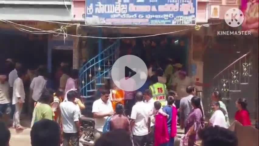 మరిపెడ: మరిపెడ మున్సిపల్ కేంద్రంలో అక్రమ నిర్మాణాల కూల్చివేత, మున్సిపల్ సిబ్బంది, ఇంటి యజమానుల మధ్య వాగ్వాదం