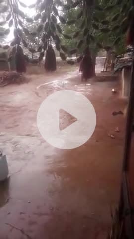 #ae video hai kolaras cetr me baras raha hai pani