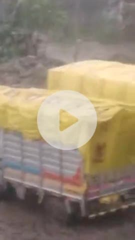 गुजरात 
मे बारिश हुई  आधि तुफान