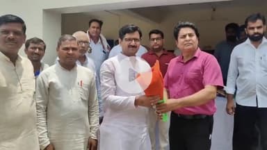 धनौरा: गजरौला चौपला रोडवेज बस अड्डे से क्षेत्रीय विधायक राजीव तारारा ने रोडवेज बस को हरी झंडी दिखाकर किया शुभारंभ