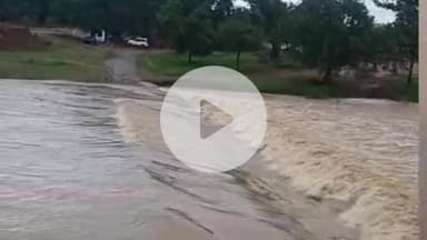 गुमला: नागफेनी नदी में खतरे के निशान से ऊपर बह रहा पानी, प्रशासन ने लोगों को किया सतर्क