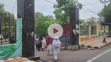 झांसी: मदक खाना कपूर टेकरी के मोहल्ले वालों ने घर में लगवाए CCTV, दबंग ने दी धमकी, पीड़ित पहुंचे SSP कार्यालय में शिकायत