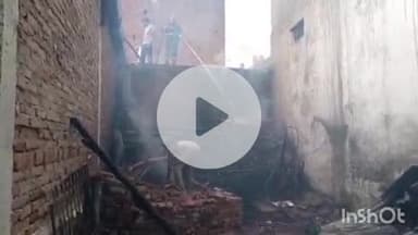 औरैया: कोतवाली क्षेत्र के मोहल्ला तिलक नगर में विधवा महिला के मकान में अज्ञात कारणों से लगी आग, महिला की आँखों से छलके आंसू