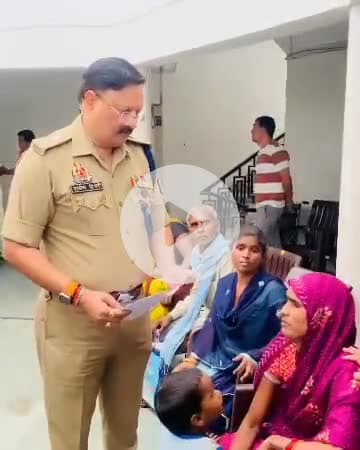 शाहजहांपुर: जनसुनवाई के दौरान बुजुर्ग महिला एसपी ऑफिस पहुंची, पुलिस अधीक्षक ने कार्यालय कक्ष के बाहर आकर सुनी समस्या और दिए निर्देश