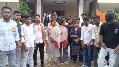 बरेली: अखिल भारतीय विद्यार्थी परिषद के कार्यकर्ताओं ने बारादरी थाने का किया घेराव, पुलिस मुर्दाबाद के लगाए नारे