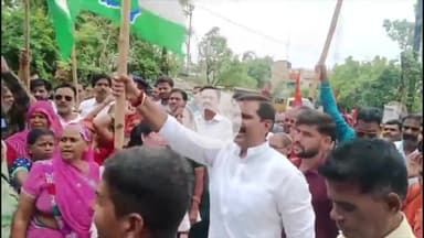 इंदौर: बिजली कटौती के विरोध में कांग्रेस का प्रदर्शन, निगम नेता प्रतिपक्ष और बड़ी संख्या में लोग शामिल