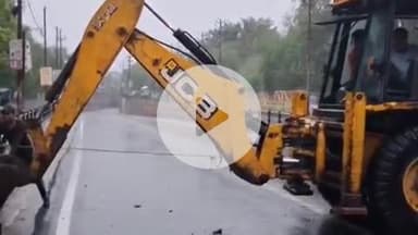 इटावा: सदर इलाके में झमाझम बारिश के बाद मैनपुरी अंडर पास में कई फीट पानी भरा, सुरक्षा के लिए पुल पर की गई बैरिकेटिंग