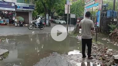 इटावा: दोपहर बाद से हो रही लगातार झमाझम बारिश से रेलवे लाइन के पार फ्रेंड्स कॉलोनी इलाके में जगह-जगह भरा पानी