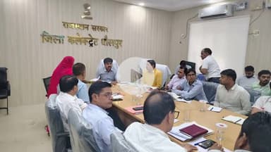 धौलपुर: अटल सेवा केंद्र में जिला स्तरीय जनसुनवाई में डीएम ने अधिकारियों को परिवादों के तीव्र निस्तारण के निर्देश दिए