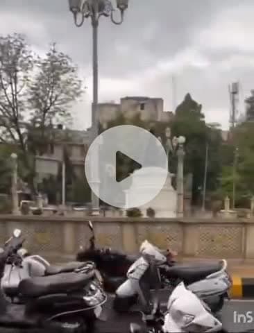 ग्वालियर गिर्द: अचलेश्वर चौराहे पर बारिश के कारण कार पर गिरा पेड़, चालक हुआ घायल