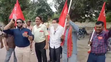 शाहजहांपुर: गालीबाज कर्मचारी विरोधी सहायक मंडल अभियंता के खिलाफ एनआरएमयू ने जोरदार प्रदर्शन कर कार्यालय का घेराव किया