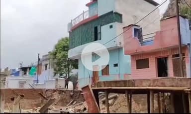 ग्वालियर गिर्द: घास मंडी इलाके में एक मकान की गिरी दीवार, वीडियो हो रहा वायरल
