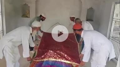 धनौरा: गजरौला गांव लिसडी बुजुर्ग में स्थित हजरत सैयद मुस्तफा मियां की दरगाह पर चादरपोशी कर मांगी गई दुआ