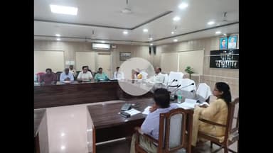 अमरोहा: अमरोहा के सीडीओ ने सीएम डैशबोर्ड की समीक्षा की, खराब रैंकिंग वाले विभागों के अधिकारियों को चेताया और वेतन पर रोक लगाई