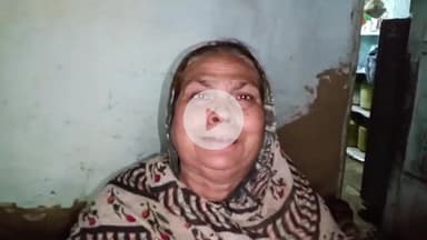 खबर औरैया से मोहल्ला तिलक नगर में टेलीफोन एक्सचेंज के पास घर में लगी आग जानकारी देती महिला