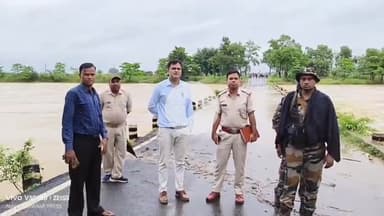 सेन्हा: सीठियो: कोयल नदी में उफान, पुराना पुल डूबा; सीओ व थाना प्रभारी बारिश हुसैन ने लिया जायजा