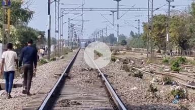 संडीला: बघौली के ग्राम दौलतपुर रेलवे क्रॉसिंग के पास मालगाड़ी की चपेट में आने से एक व्यक्ति की हुई मौत, पत्नी और पुत्री घायल