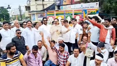 झांसी: आवास विकास परिषद के खिलाफ किसानों ने इलाइट चौराहे पर जमकर की नारेबाजी DM कार्यालय में दिया ज्ञापन #jansamasya