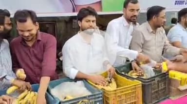 झांसी: झांसी के ईलाइट चौराहे पर फल वितरित कर मनाया गया कांग्रेस नेता राहुल गांधी का 56वां जन्मदिन