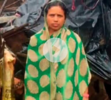 इचाक: बक्सीडीह में पहली बारिश में ढहा संगीता देवी का घर, अबुआ आवास योजना के बाद भी दो साल से बेघर